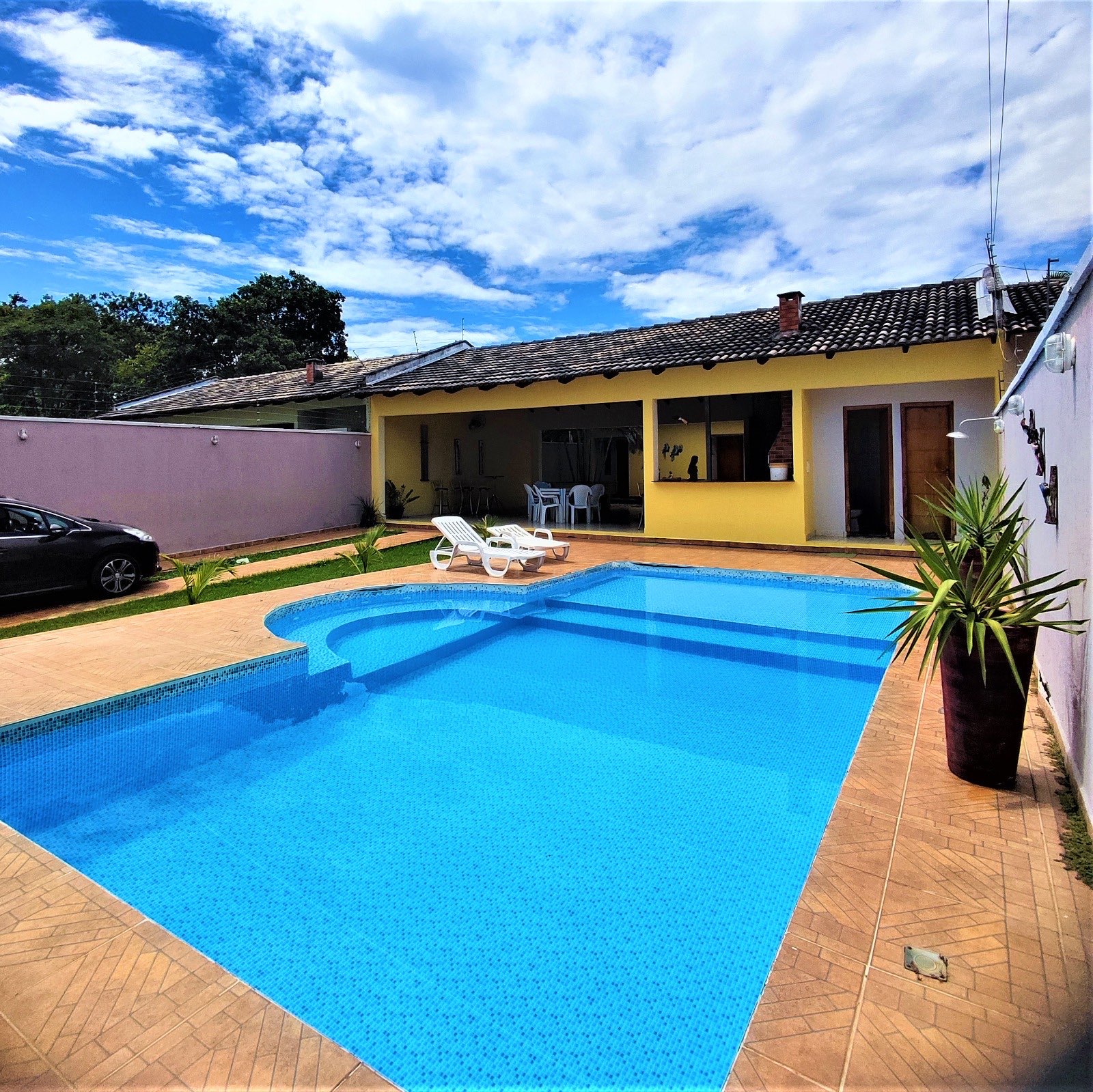 Linda Casa c/ 4 suítes com ampla piscina